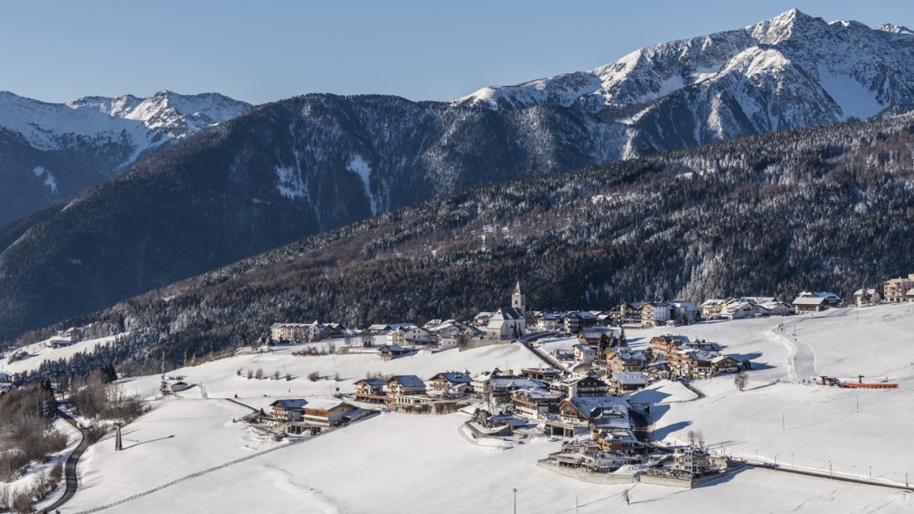Meransen in Gitschberg Jochtal in de sneeuw.